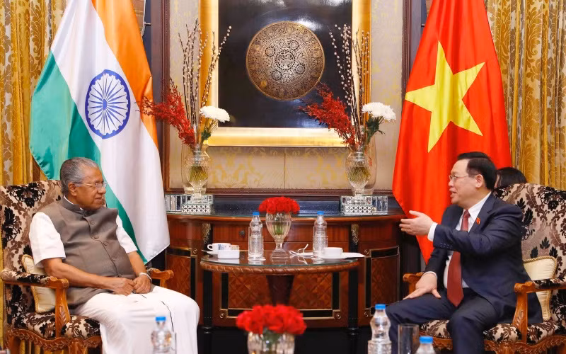 Chủ tịch Quốc hội Vương Đình Huệ trao đổi với Thủ hiến bang Kerala Pinarayi Vijayan. (Ảnh: CTTĐTQH)