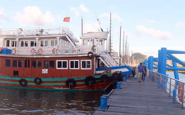 Nhiều doanh nghiệp đang cần nguồn vốn để hoạt động trở lại. Trong ảnh: Do ảnh hưởng dịch Covid-19, hàng trăm tàu du lịch tại vịnh Hạ Long (Quảng Ninh) nằm "đắp chiếu". Ảnh: THANH VÂN