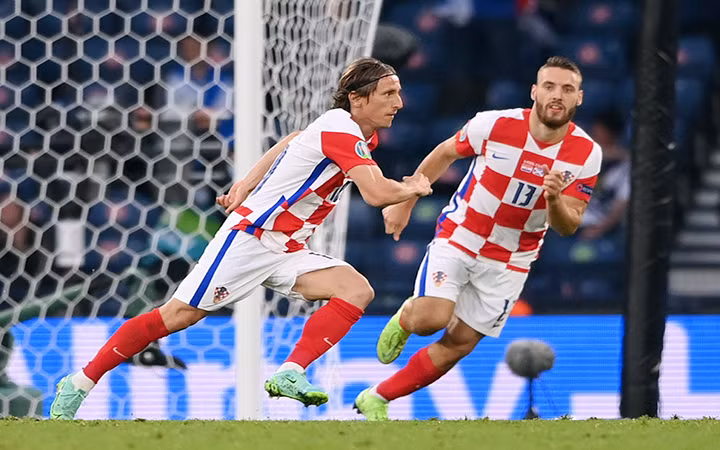 Luka Modric (bên trái) có tiếp tục tỏa sáng giúp Croatia vượt qua Tây Ban Nha?.