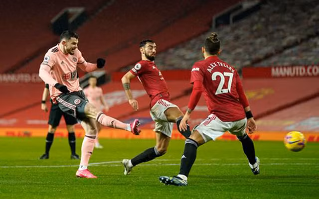 O. Burke (áo hồng) ghi bàn giúp Sheffield thắng Man United 2-1.