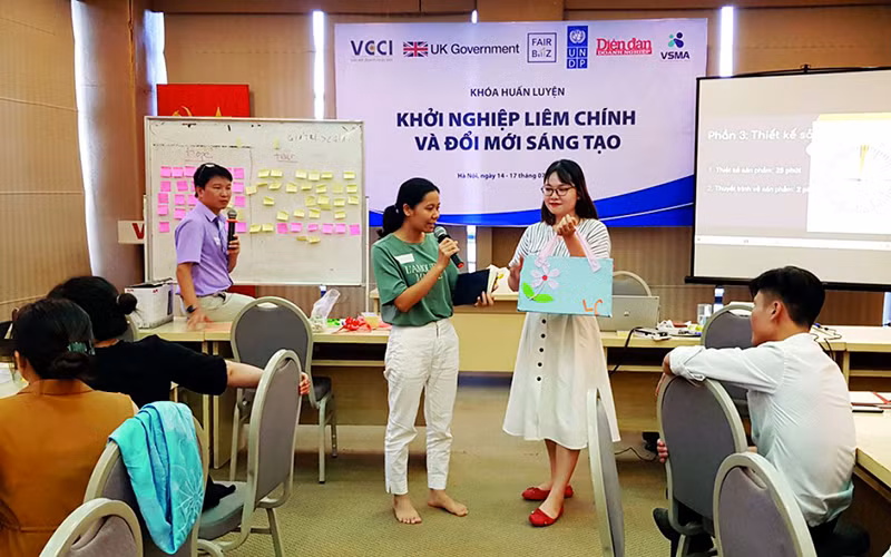 Một khóa huấn luyện khởi nghiệp liêm chính và đổi mới sáng tạo được tổ chức tại Hà Nội.