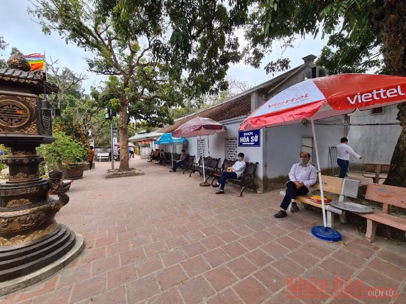 Không gian Đền Trần thoáng đãng, khác hẳn cảnh ken đặc người trước kia.