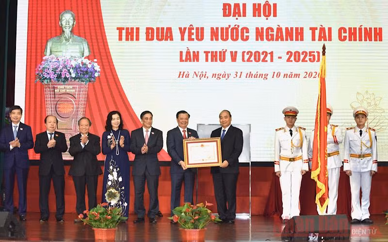 Thay mặt lãnh đạo Đảng, Nhà nước, Thủ tướng Nguyễn Xuân Phúc trao Huân chương Độc lập hạng Nhất tặng ngành tài chính. (Ảnh: TRẦN HẢI)