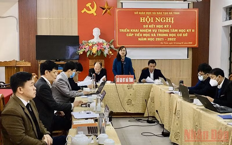 Giám đốc Sở Giáo dục và Đào tạo Hà Tĩnh Đặng Thị Quỳnh Diệp phát biểu tại Hội nghị sơ kết học kỳ I.