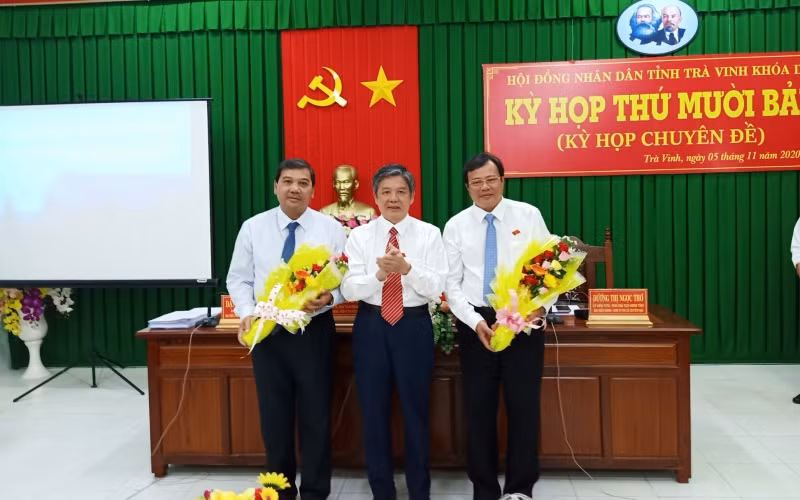 Đồng chí Ngô Chí Cường, Bí thư Tỉnh ủy (giữa) tặng hoa chúc mừng tân Chủ tịch HĐND Kim Ngọc Thái (trái) và tân Chủ tịch UBND Lê Văn Hẳn.