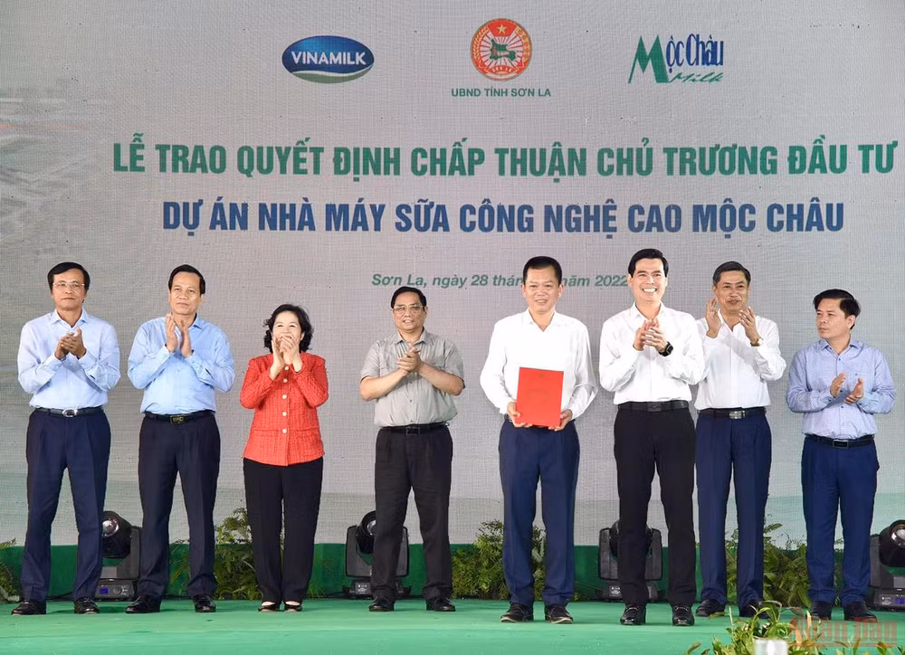 Thủ tướng Phạm Minh Chính dự Lễ khởi công dự án “Tổ hợp Thiên đường sữa Mộc Châu” -3