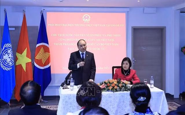 Chủ tịch nước Nguyễn Xuân Phúc phát biểu tại buổi gặp gỡ các chuyên gia Việt Nam làm việc tại các tổ chức quốc tế; cán bộ, nhân viên Phái đoàn đại diện thường trực Việt Nam tại Geneva. (Ảnh: Thống Nhất/TTXVN)