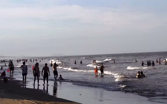 Bãi biển Hải Hòa ở thị xã Nghi Sơn, điểm đến của du khách.