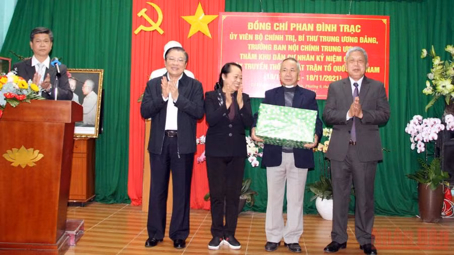 Đồng chí Phan Đình Trạc trao quà tặng Tổ dân phố 3 Phan Chu Trinh, phường 9, thành phố Đà Lạt. (Ảnh: MAI VĂN BẢO)