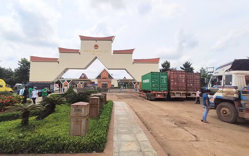 Thông thương hàng hóa qua các cửa khẩu đường bộ giữa Việt Nam và Campuchia vẫn được duy trì trong dịch Covid-19. (Ảnh: Nguyễn Hiệp)