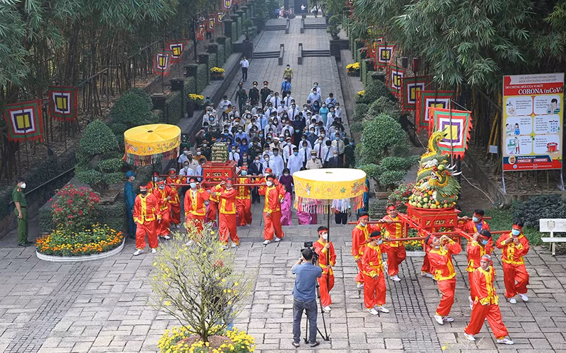 Lãnh đạo Thành phố Hồ Chí Minh dâng hương tưởng niệm các anh hùng liệt sĩ -0