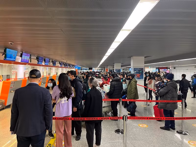 Hành trang của những người về nước ngày 8/3 rất gọn nhẹ vì không thể mang theo nhiều trong lúc sơ tán sang Ba Lan.
