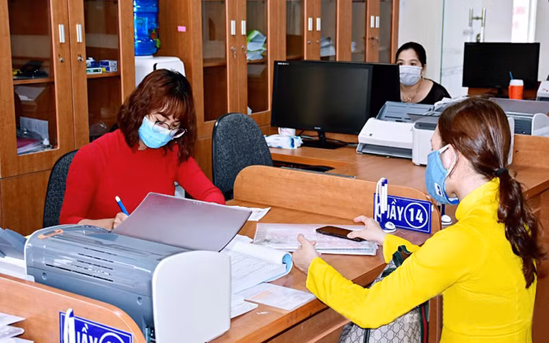 Người dân giải quyết thủ tục hành chính tại Trung tâm hành chính công TP Bạc Liêu, tỉnh Bạc Liêu. Ảnh: Hồng Tươi