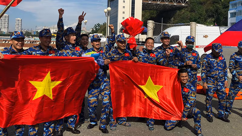 Niềm vui của các thành viên Đội tuyển Hải quân nhân dân Việt Nam sau khi đạt thành tích xuất sắc tại Army Games 2021. (Ảnh: HẢI ÂU)