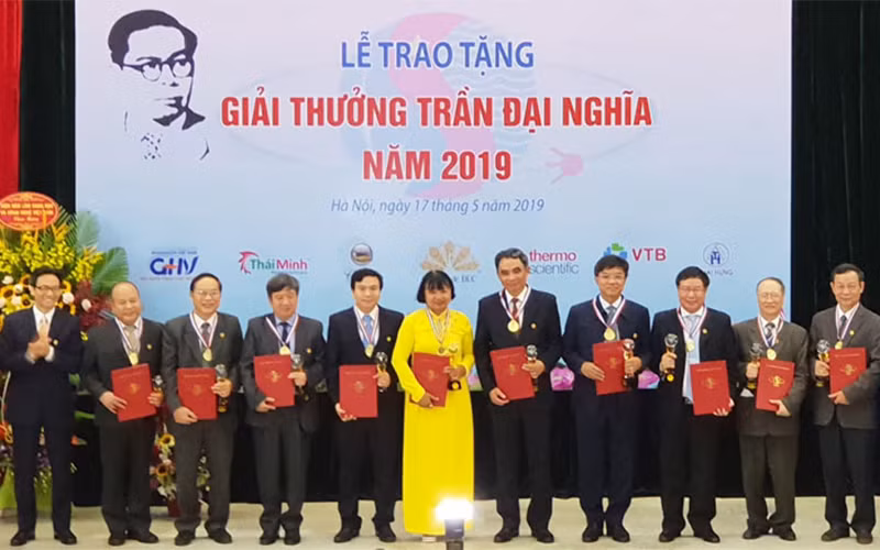 Phó Thủ tướng Chính phủ Vũ Đức Đam trao giải cho các tác giả đạt Giải thưởng Trần Đại Nghĩa năm 2019.
