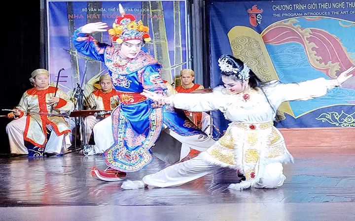 Biểu diễn trích đoạn "Hồ Nguyệt Cô hóa cáo" tại buổi báo cáo chương trình Giới thiệu nghệ thuật tuồng với khán giả trẻ.