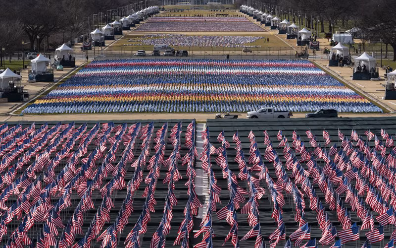 Quốc kỳ Mỹ đặt tại khu vực National Mall trước lễ nhậm chức của ông Biden và bà Harris. (Ảnh: AP)