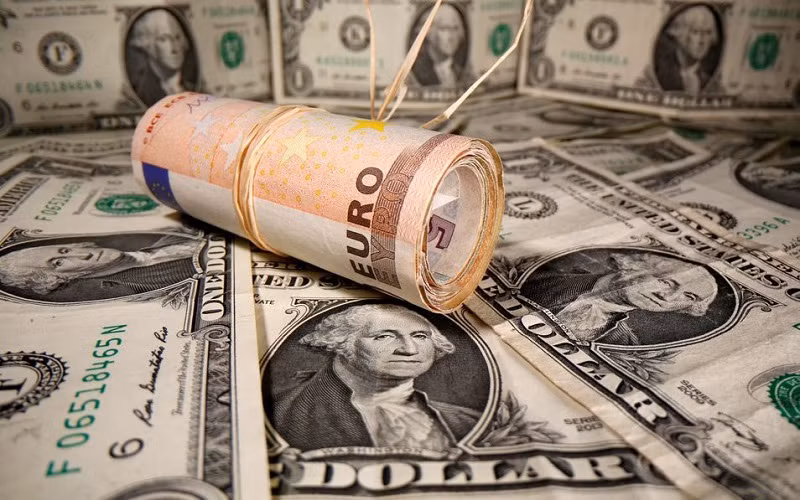Đồng euro giảm giá so với USD do tình hình dịch Covid-19 căng thẳng tại châu Âu. (Ảnh: Reuters)