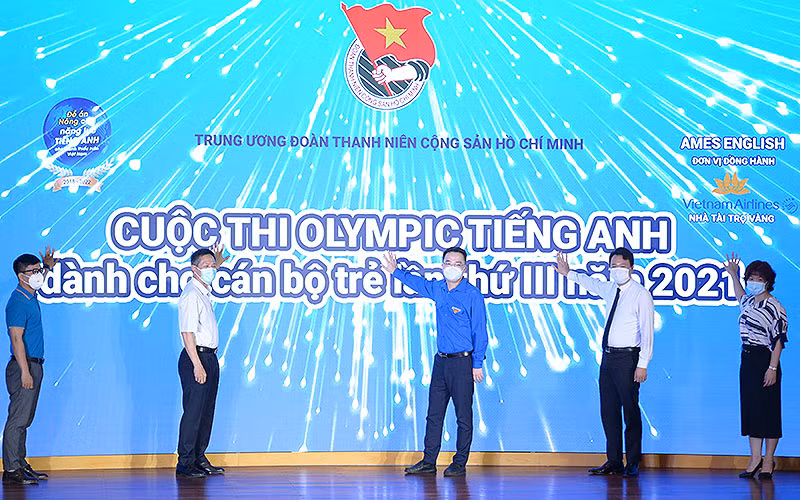Đại diện lãnh đạo Trung ương Đoàn và các đơn vị liên quan ấn nút khai mạc Cuộc thi. 