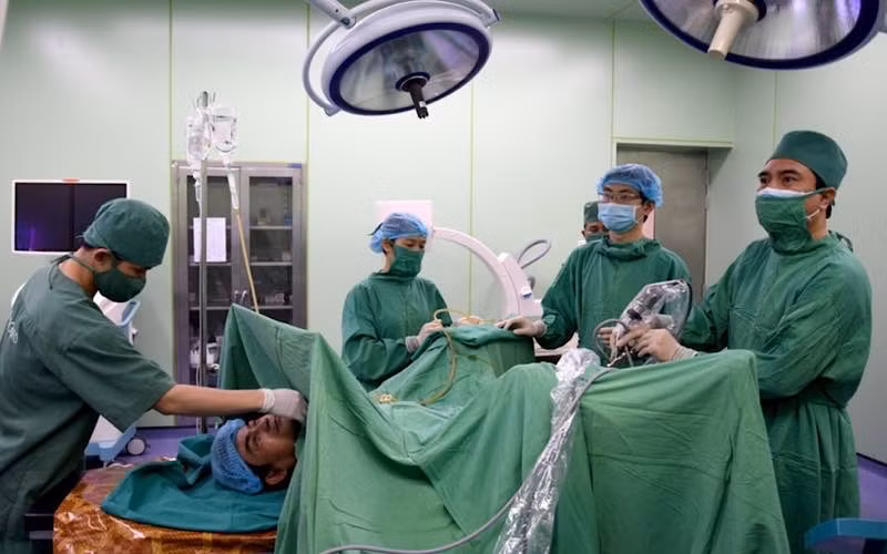 Thực hiện kỹ thuật tán sỏi ngược dòng bằng laser tại Bệnh viện đa khoa TP Vinh.