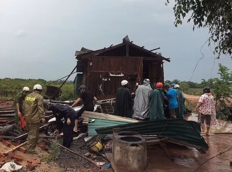 Mưa lớn kèm lốc xoáy gây nhiều thiệt hại ở Ea Súp -0