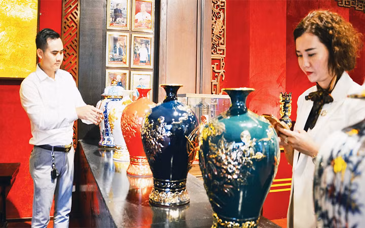Khách hàng kiểm tra, đối chiếu nguồn gốc xuất xứ của sản phẩm gốm sứ Bát Tràng qua mã QR.