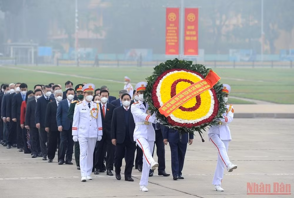 Các đại biểu Quốc hội vào Lăng viếng Chủ tịch Hồ Chí Minh -0