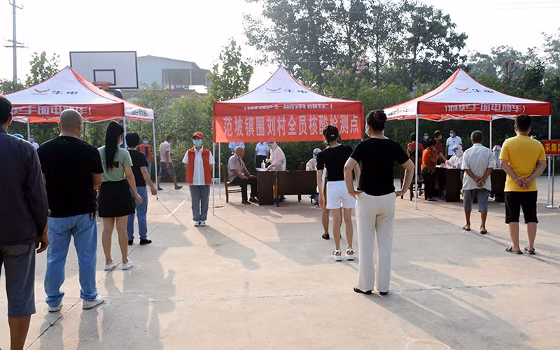 Xét nghiệm Covid-19 tại thị trấn Phạm Ba, thành phố Vũ Châu. (Ảnh: sohu.com)
