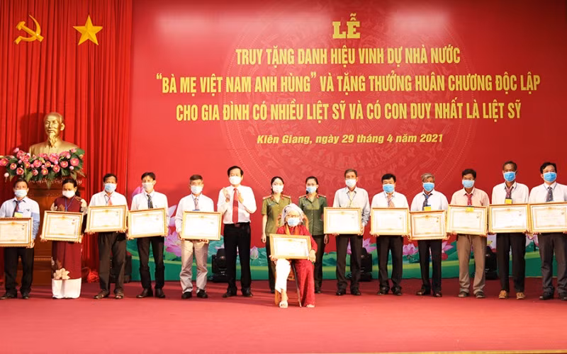 54 mẹ ở Kiên Giang được truy tặng danh hiệu Mẹ Việt Nam Anh hùng.