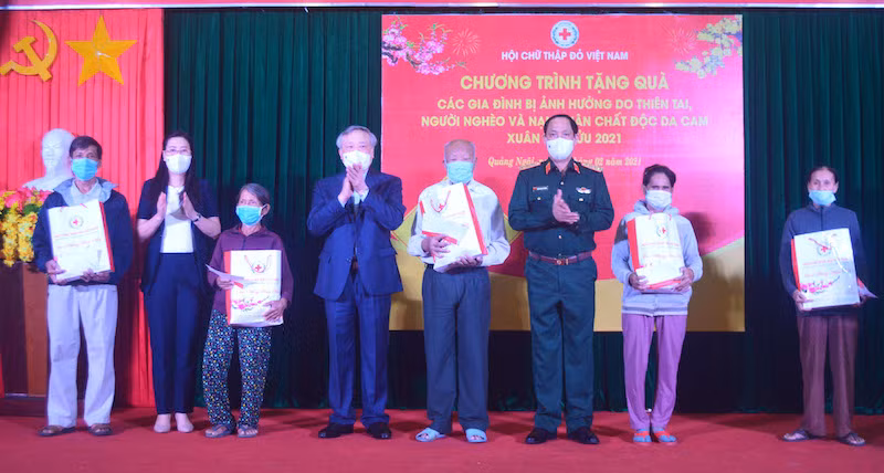 Ủy viên Bộ Chính trị, Chánh án Tòa án nhân dân tối cao Nguyễn Hòa Bình và các Ủy viên T.Ư Đảng: Trần Quang Phương, Phó Chủ nhiệm Tổng cục Chính trị QĐND Việt Nam; Bùi Thị Quỳnh Vân, Bí thư Tỉnh ủy, Chủ tịch HĐND tỉnh Quảng Ngãi trao quà tết cho người nghèo.