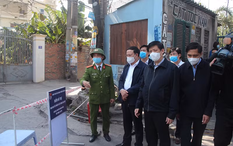 GS, TS Nguyễn Thanh Long động viên các cán bộ y tế tuyến đầu chống dịch.