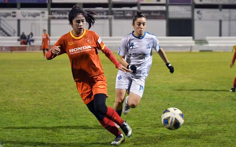 Thanh Nhã ấn định chiến thắng 3-0 cho đội tuyển bóng đá nữ Việt Nam tại trận giao hữu với đội Pozoalbense. Ảnh: VFF