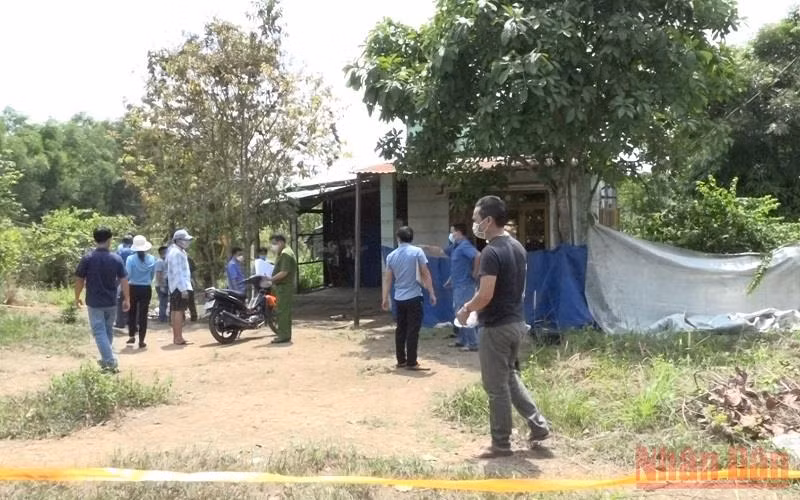Cơ quan chức năng khám nghiệm hiện trường vụ án mạng.