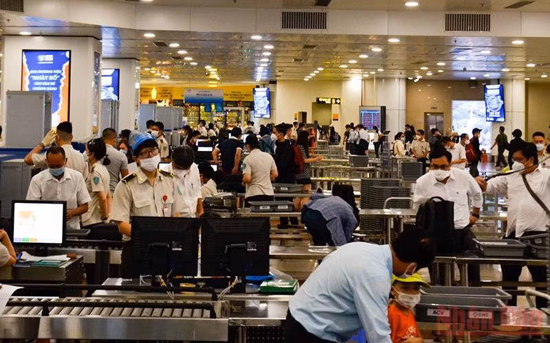 Sân bay Nội Bài đón 70 nghìn lượt khách ngày 30/4.
