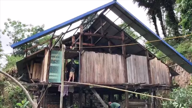 Một nhà dân ở huyện Chợ Đồn bị tốc mái do mưa gió trong chiều tối 13-5.
