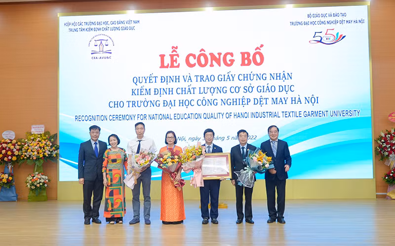Đại diện cơ quan chức năng trao giấy chứng nhận kiểm định chất lượng cơ sở giáo dục cho HTU.