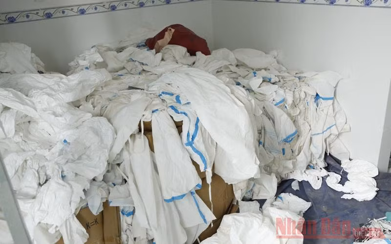 Phát hiện cơ sở tái chế số lượng lớn găng tay và đồ bảo hộ y tế đã qua sử dụng -0