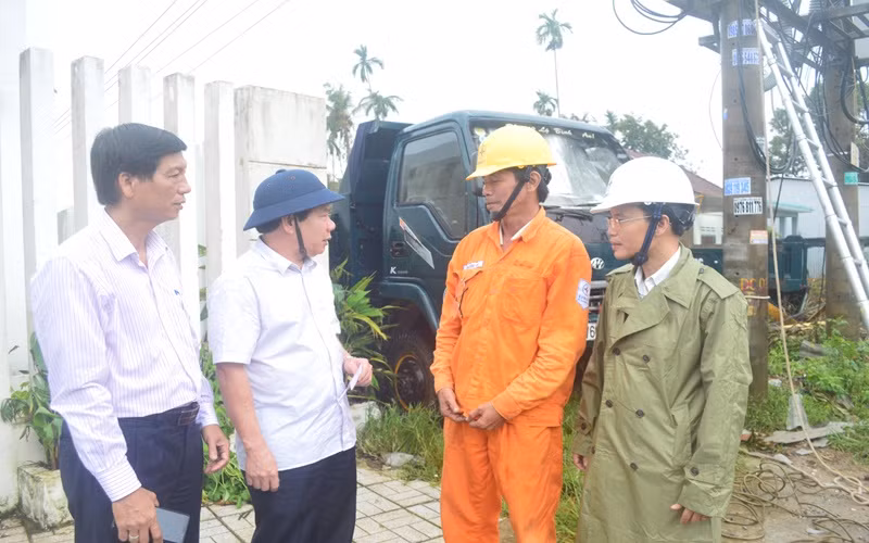 Chủ tịch UBND tỉnh Quảng Ngãi Đặng Văn Minh (thứ hai từ trái sang) kiểm tra công tác khắc phục hệ thống lưới điện vào sáng 31-10. (Ảnh: HIỂN CỪ)