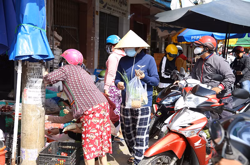 Người dân tập trung mua rau, củ, quả tại chợ Thạnh Trị, phường 4, TP Mỹ Tho (Tiền Giang) trưa 17/8.