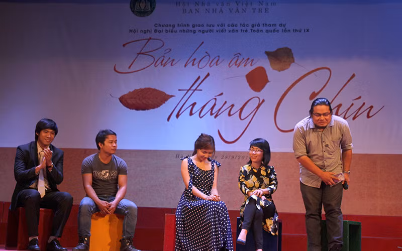 Các cây bút trẻ trao đổi tại tọa đàm Bản hòa âm tháng Chín.Ảnh: Việt Khôi