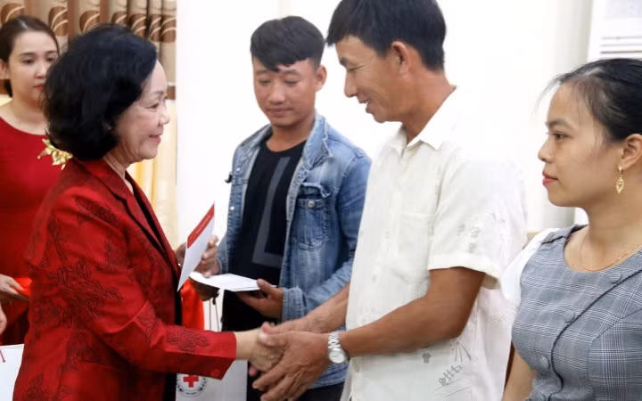 Đồng chí Trương Thị Mai thăm, tặng quà gia đình chính sách tại Quảng Nam -0