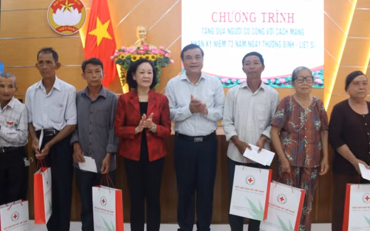 Đồng chí Trương Thị Mai và đồng chí Phan Việt Cường trao quà các gia đình chính sách tại Quảng Nam.