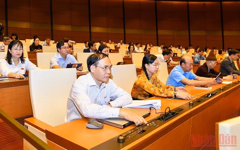 Đại biểu Quốc hội bấm nút biểu quyết thông qua Nghị quyết về phê chuẩn quyết toán ngân sách nhà nước năm 2020. (Ảnh: LINH KHOA NGUYÊN)