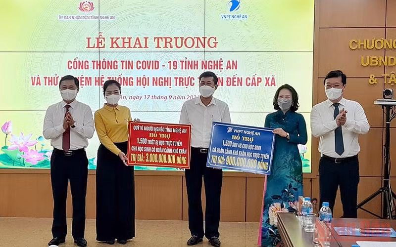 Lãnh đạo Sở Giáo dục và Đào tạo Nghệ An tiếp nhận quà ủng hộ giúp đỡ học sinh nghèo.