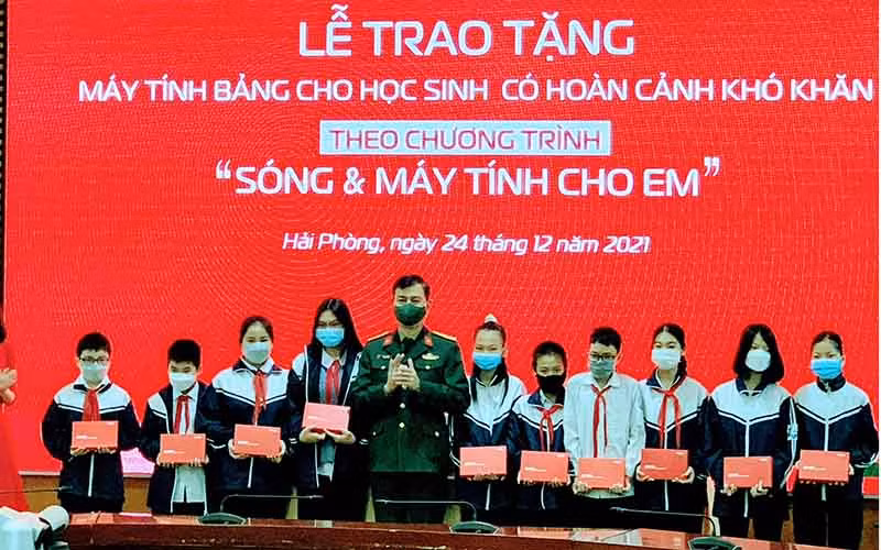 Trung tá Đặng Anh Tuấn, Giám đốc Chi nhánh Viettel Hải Phòng trao máy tính bảng tặng học sinh có hoàn cảnh khó khăn trên địa bàn thành phố Hải Phòng.