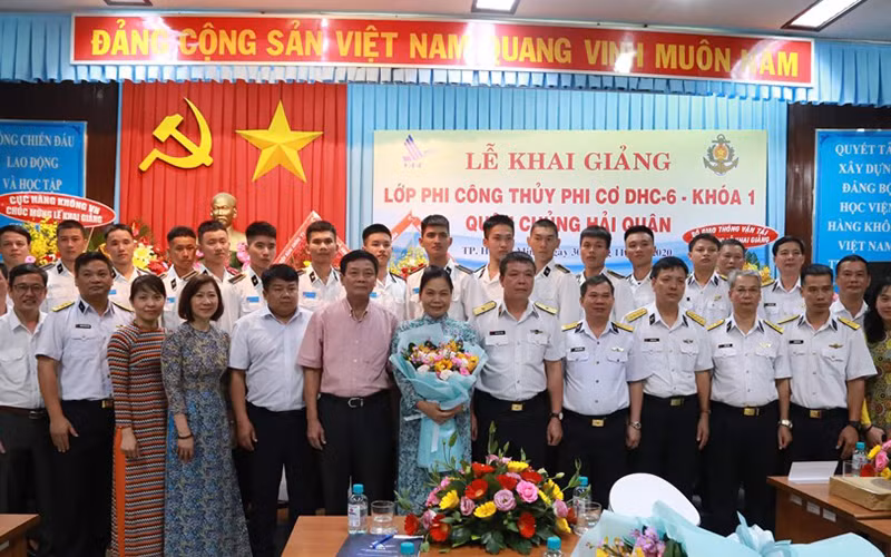 Chuẩn đô đốc Phạm Như Xuân - Phó tư lệnh Quân chủng Hải quân (hàng trước, thứ 7 từ phải sang), TS Nguyễn Thị Hải Hằng - Giám đốc Học viện Hàng không (ôm hoa) chụp ảnh lưu niệm cùng các đại biểu và học viên khóa học.