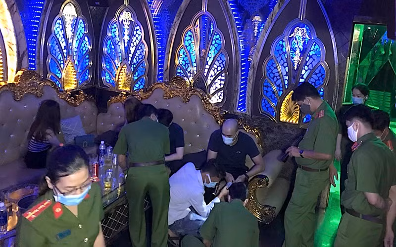 Lực lượng nghiệp vụ phát hiện cơ sở karaoke Gossip có khách bên trong.