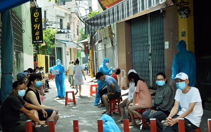 Lấy mẫu xét nghiệm diện rộng trong khu vực tam giác Lê Duẩn - Hoàng Hoa Thám - Lý Thái Tổ (Đà Nẵng) phát hiện nhiều ca mắc Covid-19, ngày 22-6. (Ảnh: Anh Đào)