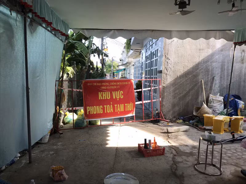 Phong tỏa khu vực vừa ghi nhận 18 trường hợp dương tính SARS-CoV-2.