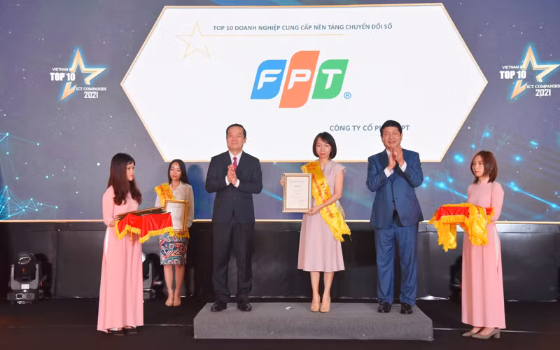 Đại diện FPT nhận giải top 10 Doanh nghiệp cung cấp nền tảng chuyển đổi số